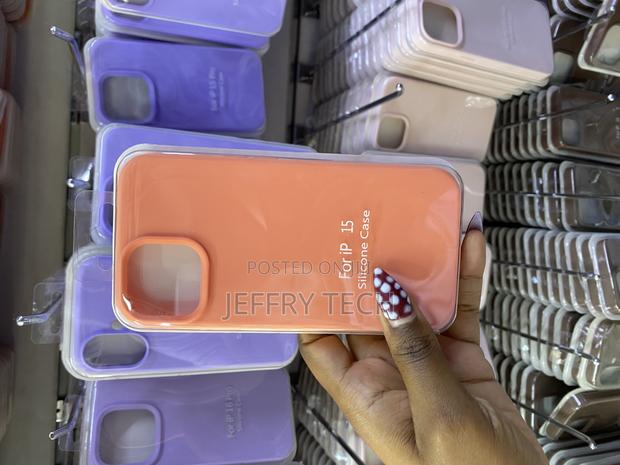 Niewass Apple iPhone 15 Liquid Silicone Case With Microfiber Lining - main view