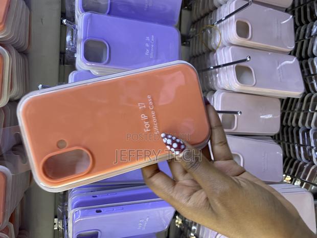 Chighan iPhone 17 Liquid Silicone Case With Microfiber Lining - thumbnail 2