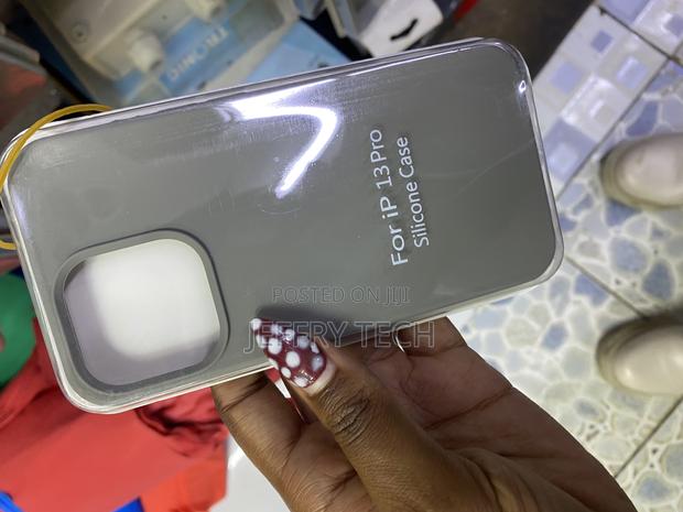 Casefty iPhone 13 Pro Liquid Silicone Case With Microfiber Lining - thumbnail 3