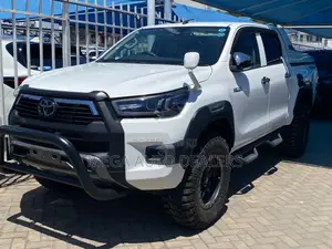 Toyota Hilux 2022 White