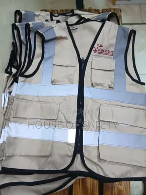 Sleeveless Cotton Reflectors In Beige With Large Functional Pockets