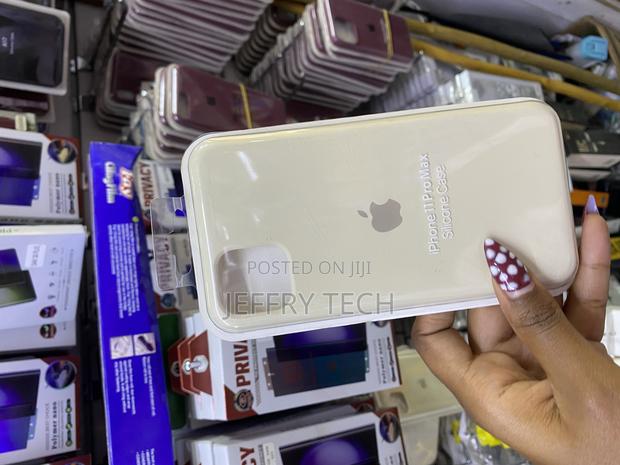 Miser Liquid Silicone iPhone 11 Pro Max Case With Microfiber Lining - thumbnail 3