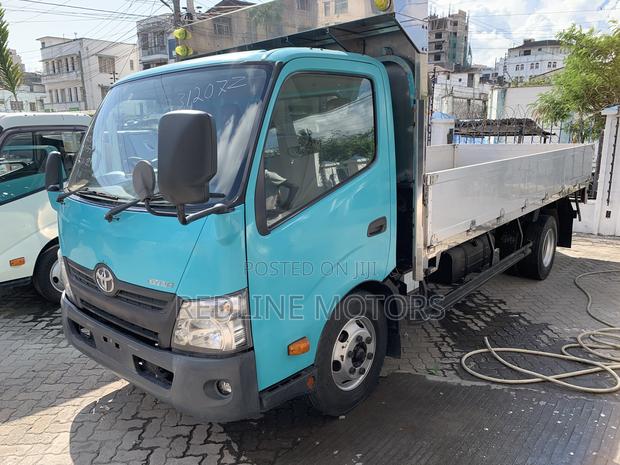 Toyota Dyna Lorry - main view