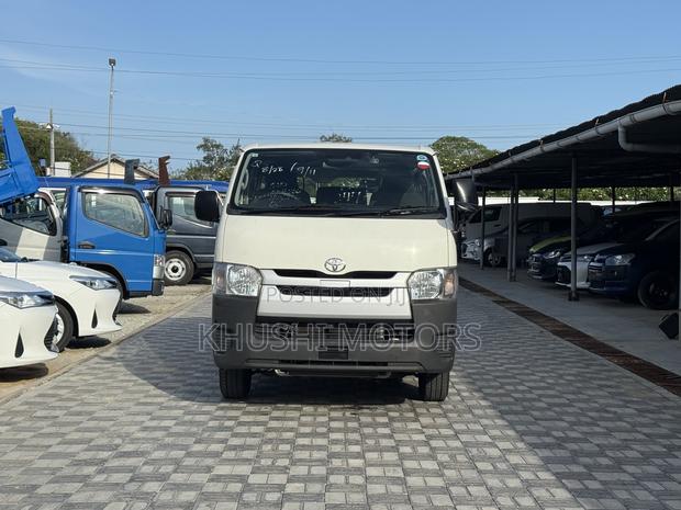 Toyota HiAce 2018 White - thumbnail 2
