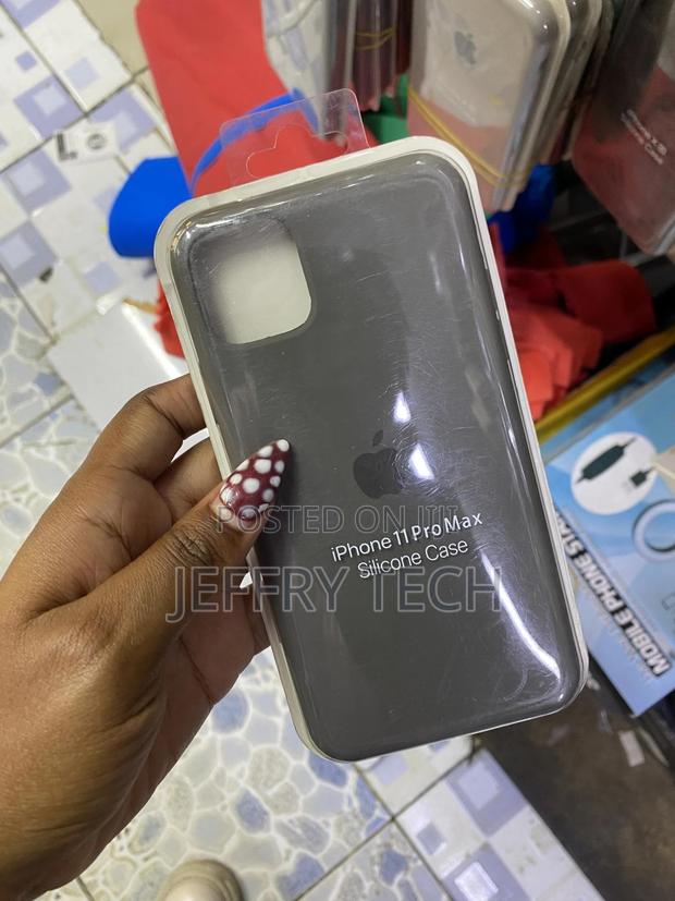 Tomoto iPhone 11 Pro Max Liquid Silicone Cover With Microfiber Lining - thumbnail 3