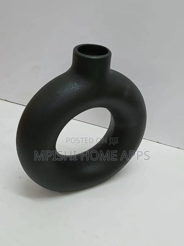 Doughnut-Shape Flower Vase - thumbnail 3