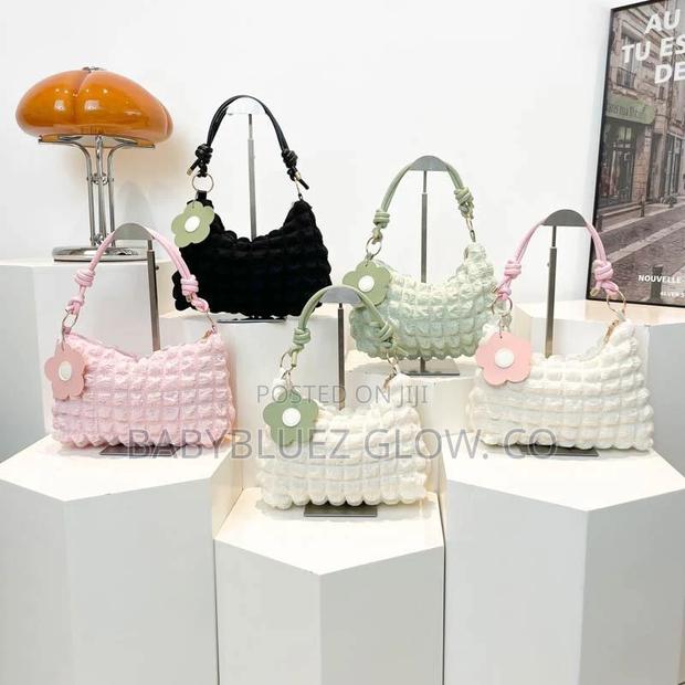Hii Crisi Ngara Na Bags, Usijiabishe! Trendy Bags Kwa Bei Ya B