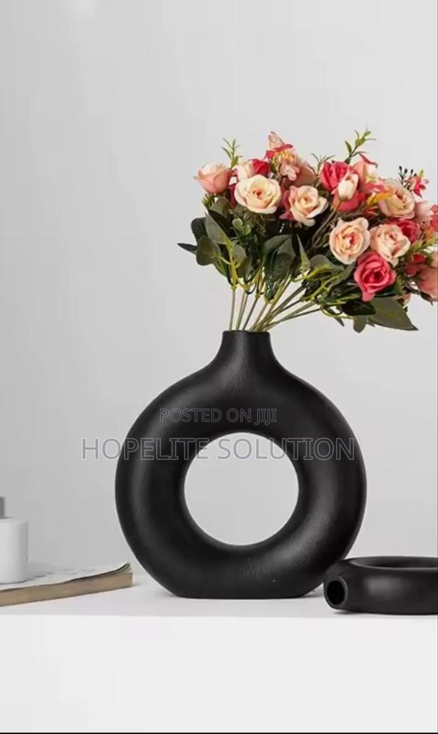 Doughnut-Shape Flower Vase - thumbnail 2