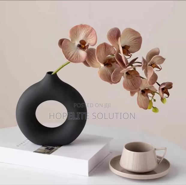 Doughnut-Shape Flower Vase - thumbnail 3