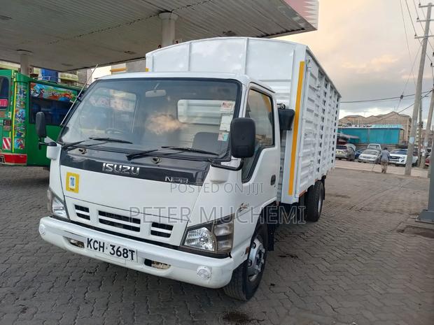 Isuzu NPR 2016 White - main view