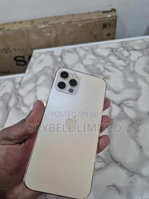 Apple iPhone 12 Pro 256 GB Gold - main view