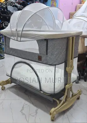 Baby Bedside Bassinet/Co-Sleeper With Adjustable Height