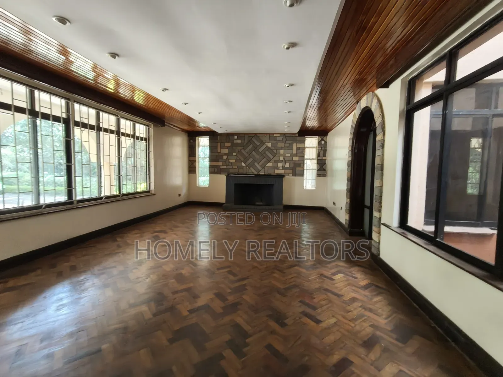6bdrm Maisonette in Nairobi, Karen for rent