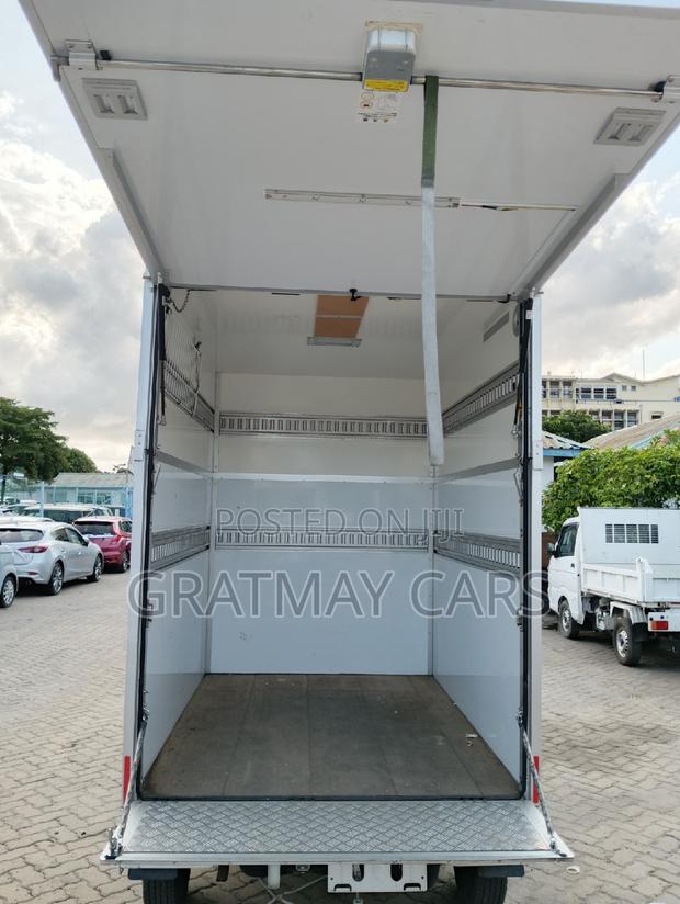 Km Suzuki Carry High Closed Body 2018 White - thumbnail 11