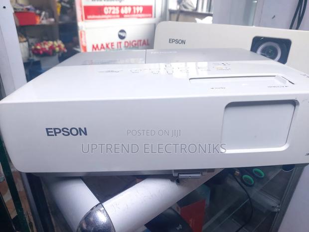 Epson Powerlite 83c – Perfect for Presentations - main view