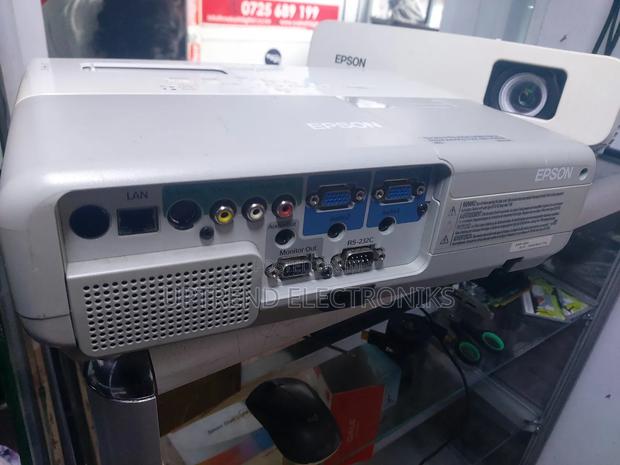 Epson Powerlite 83c – Perfect for Presentations - thumbnail 2