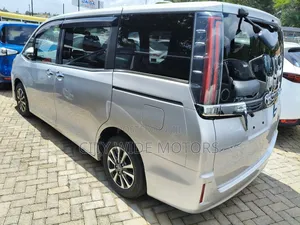 Toyota Esquire 2.0 AWD (8 seater) 2018 Silver