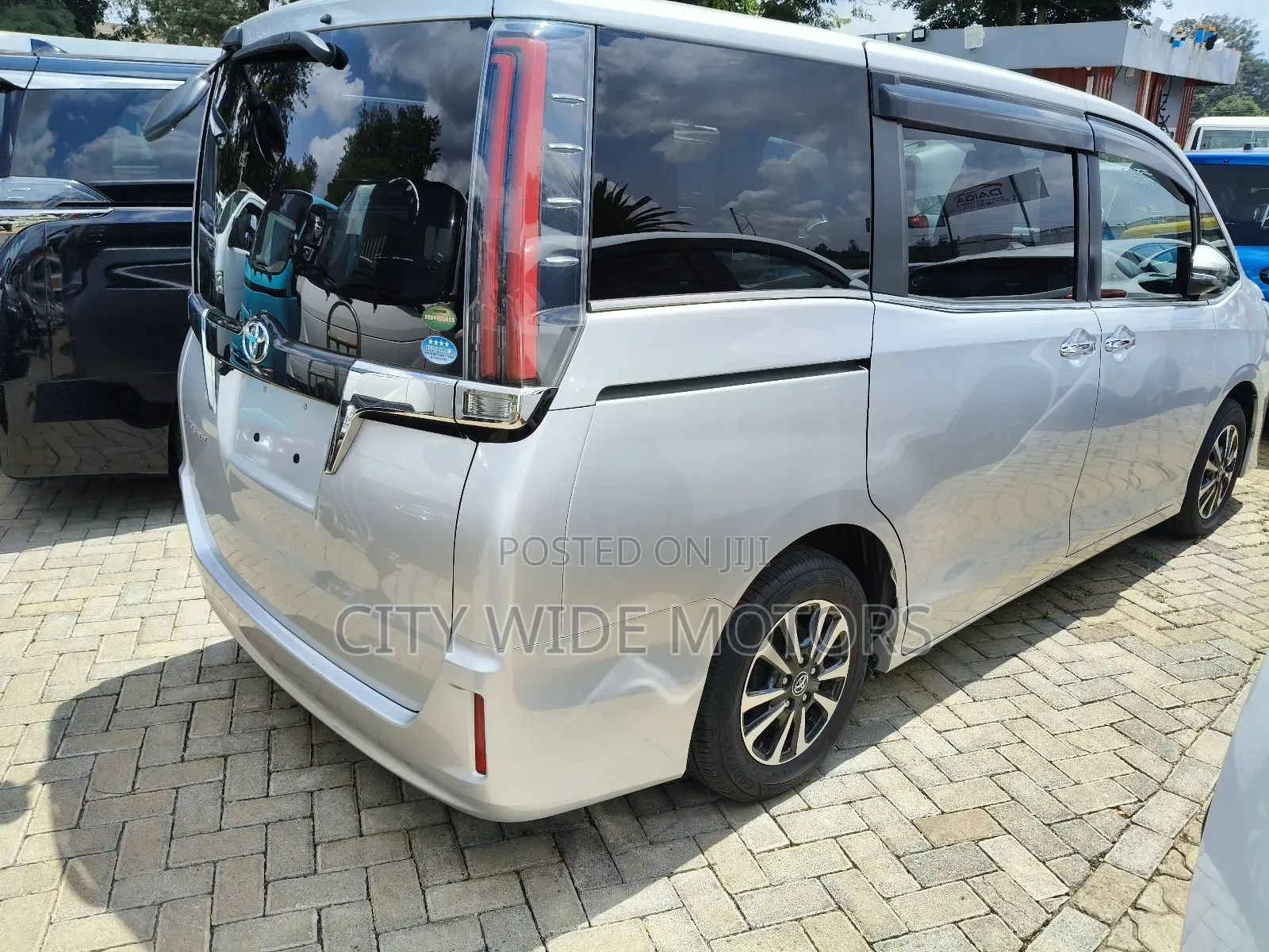 Toyota Esquire 2.0 AWD (8 seater) 2018 Silver
