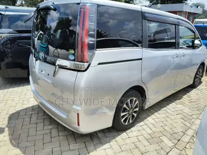 Toyota Esquire 2.0 AWD (8 seater) 2018 Silver