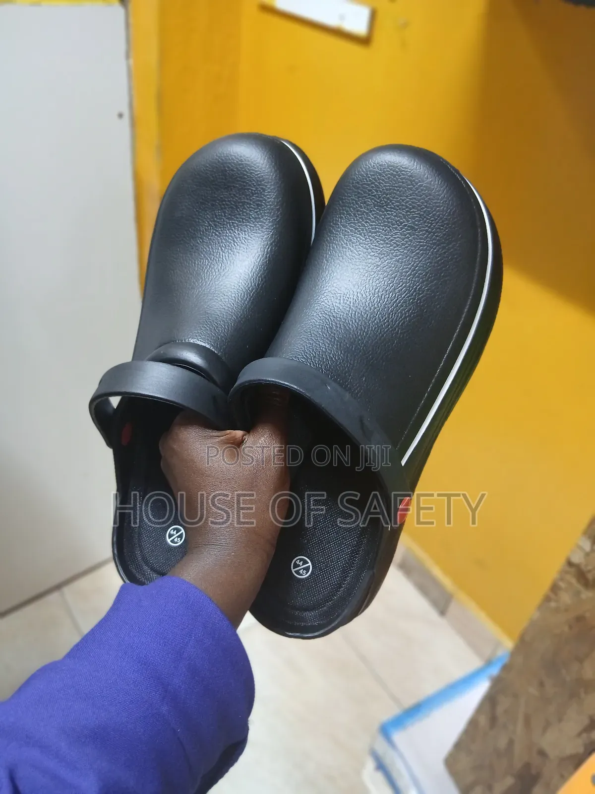 Fo:Resistance to Fuel Oil Kitchen Crocs