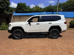 Toyota Land Cruiser LC300 2023 White