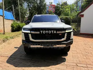 Toyota Land Cruiser LC300 2023 White