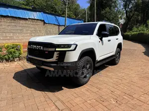 Toyota Land Cruiser LC300 2023 White