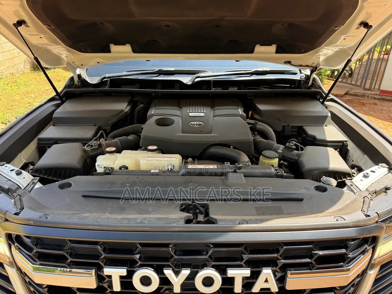 Toyota Land Cruiser LC300 2023 White