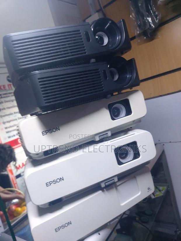 Grade a High-Brightness Projector – Ready to Use - thumbnail 2