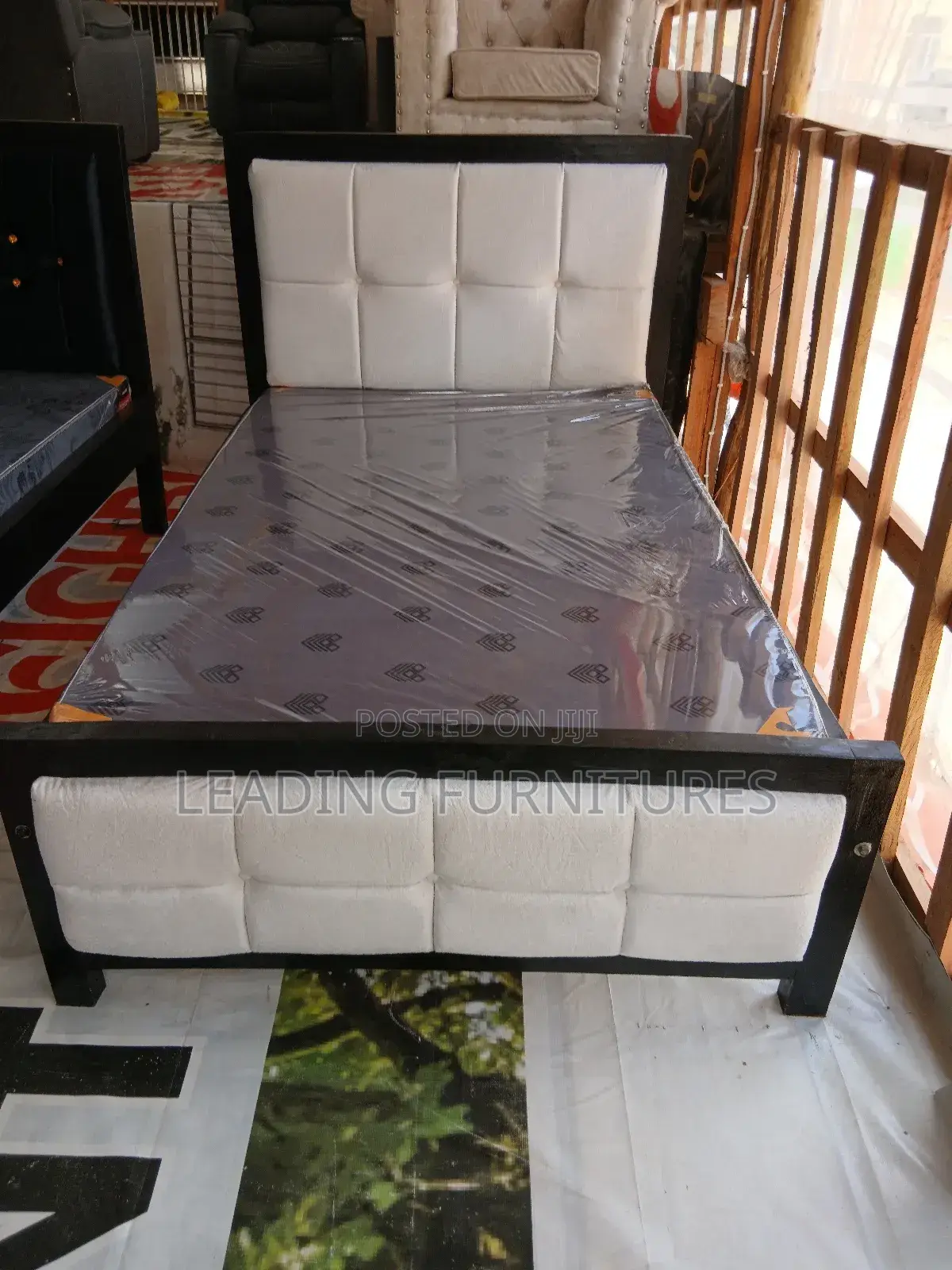 4x6 White Black Bed