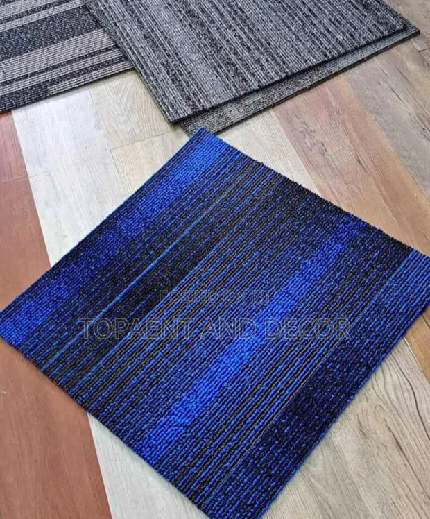 Neatly Fitted Carpet Tiles Styling - main view