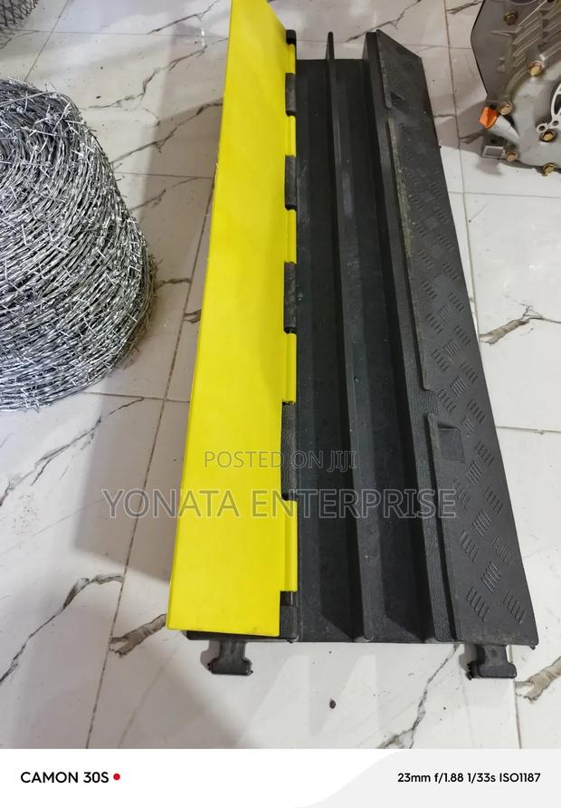 Heavy Duty Reflective 2-channel Cable Protector - thumbnail 2