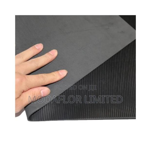 Ribbed Rubber Mat for Professional Use - main view