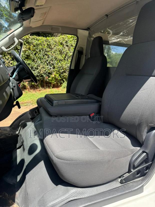 Toyota HiAce 2019 White - thumbnail 6