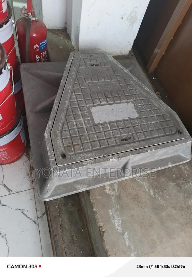 Heavy Duty 40t Triangular Opening Manhole Cover 700*700 - main view