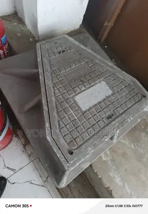 Heavy Duty 40t Triangular Opening Manhole Cover 700*700