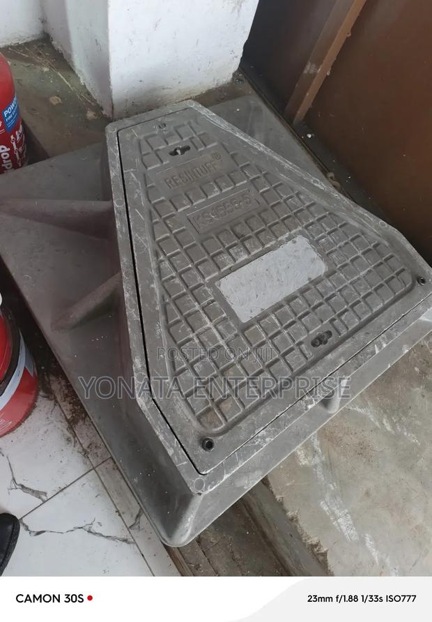 Heavy Duty 40t Triangular Opening Manhole Cover 700*700 - thumbnail 2