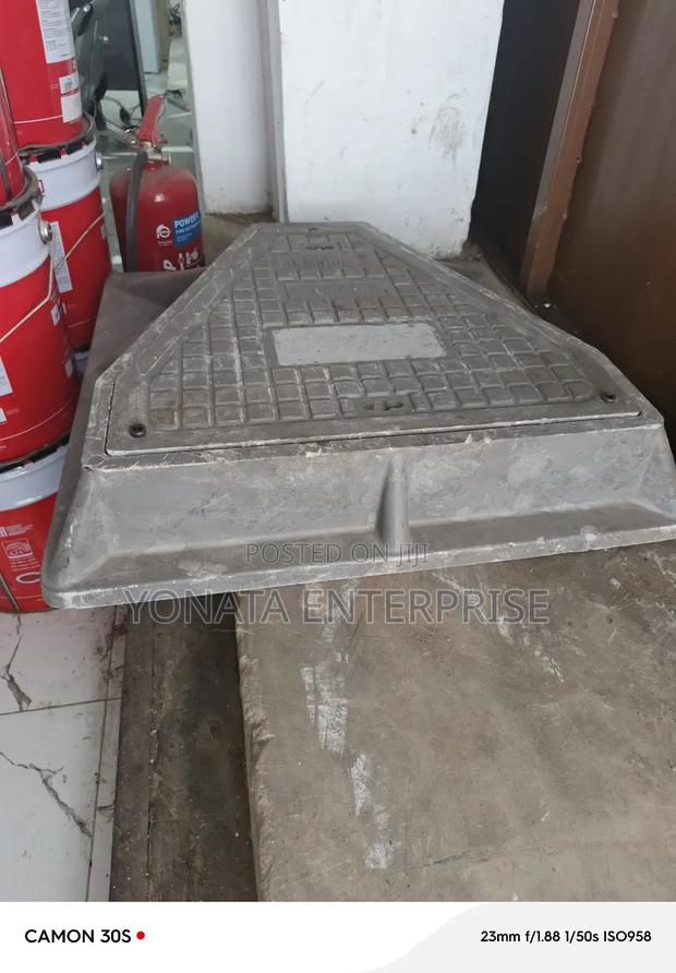 Heavy Duty 40t Triangular Opening Manhole Cover 700*700 - thumbnail 3