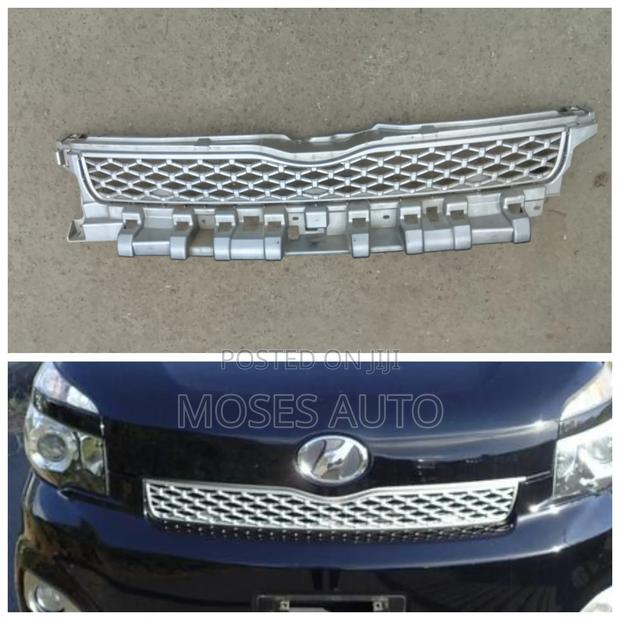 Toyota Voxy Grill - main view