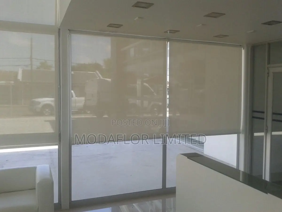Soft Glare Sunscreen Blinds for Workplaces