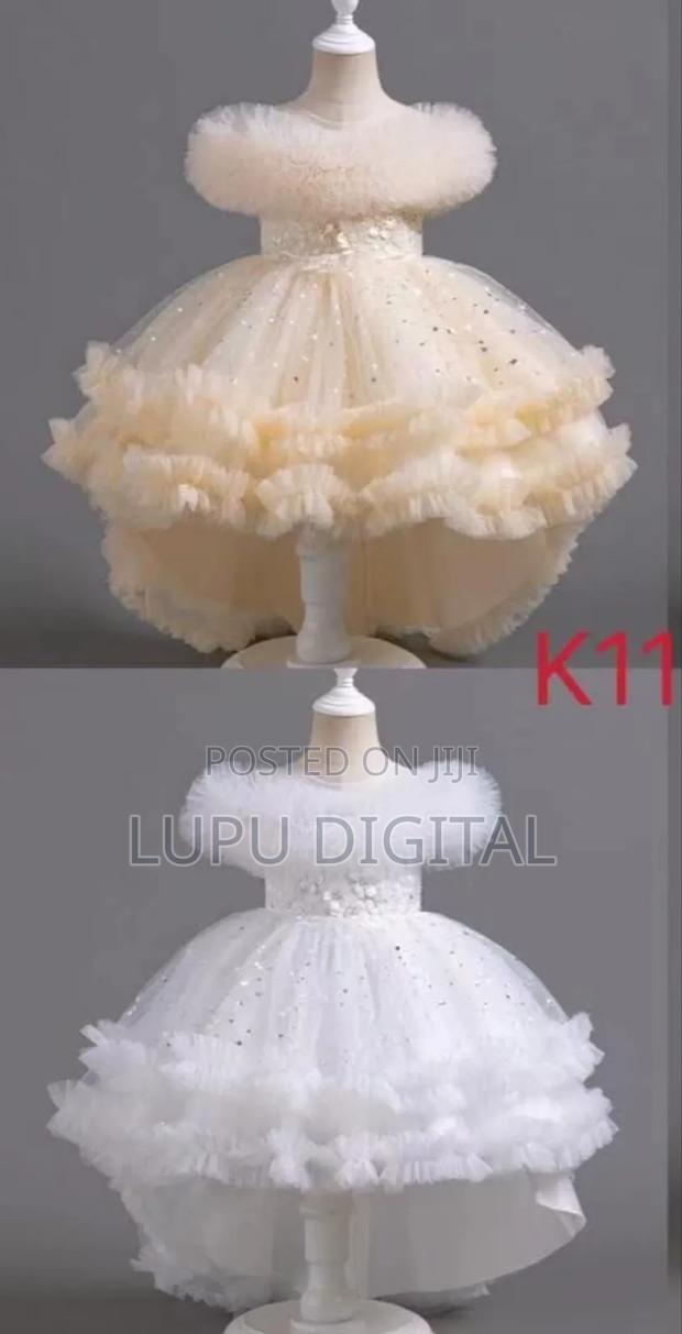 Large
Size 170cm:10-11yrs( in Cream White)
 Size 150-180cm