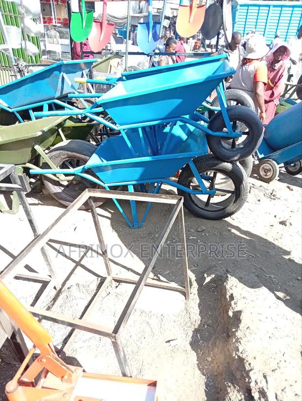 Classic Wheelbarrow for Heavy Duty - main view
