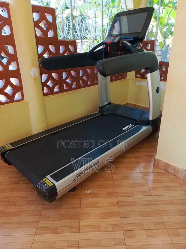 Commercial Treadmills+ Commerciál Tréadmills/ Life Fitness Lifefitness