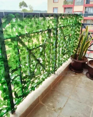 Well Mounted Artificial Privacy Fence