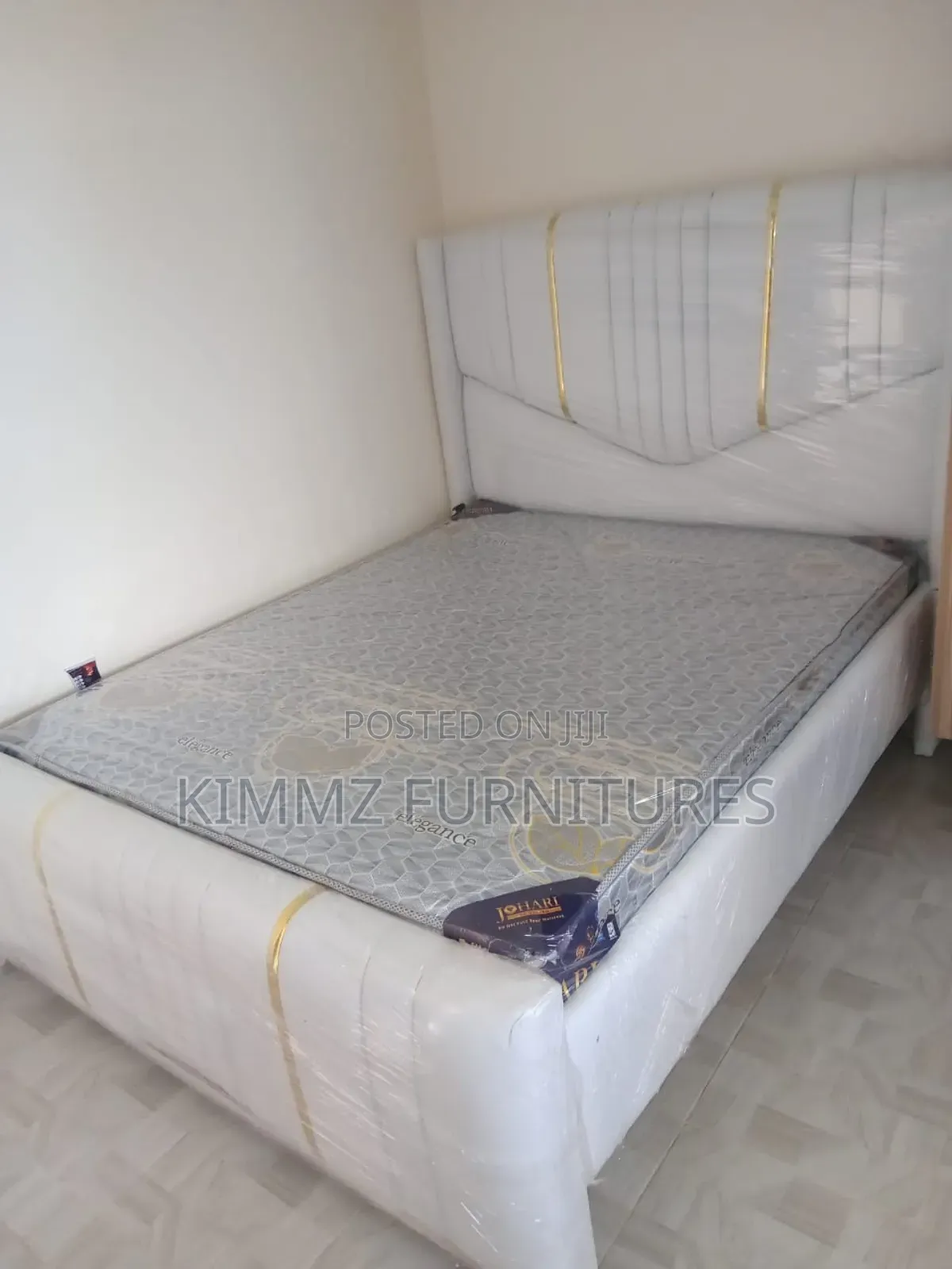 White Chester With Mattress