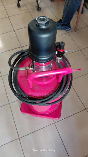 Heavu Duty Pneumatic/Air Greasing Machine Best Quality. - thumbnail 2