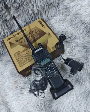 Baofeng Uv-82 Walkie-Talkie Radio a Dual-Band Handheld Transceiver