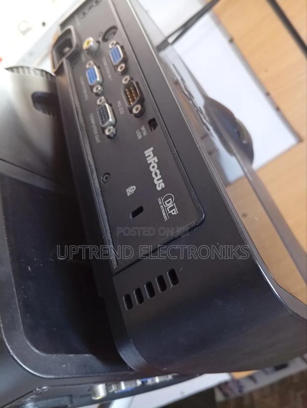 Infocus In112 Projector – Crystal Clear Projection! - thumbnail 2