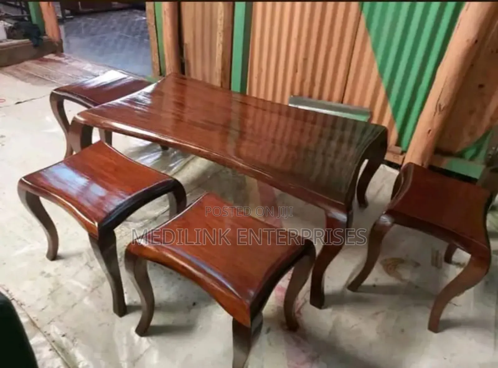 Bowlegged Coffet Table Design (Mahogany)