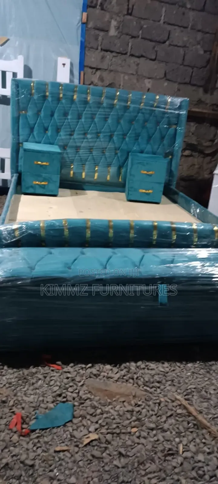 Ribboned Chester Bed With Side Drawers And Ottoman